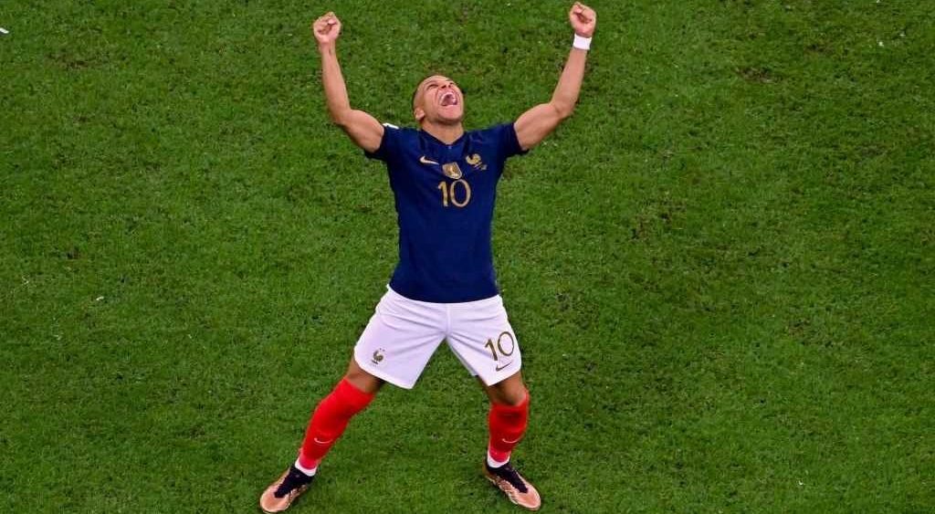 Kylian Mbappé festeja la victoria francesa en la Copa del Mundo sobre Inglaterra.