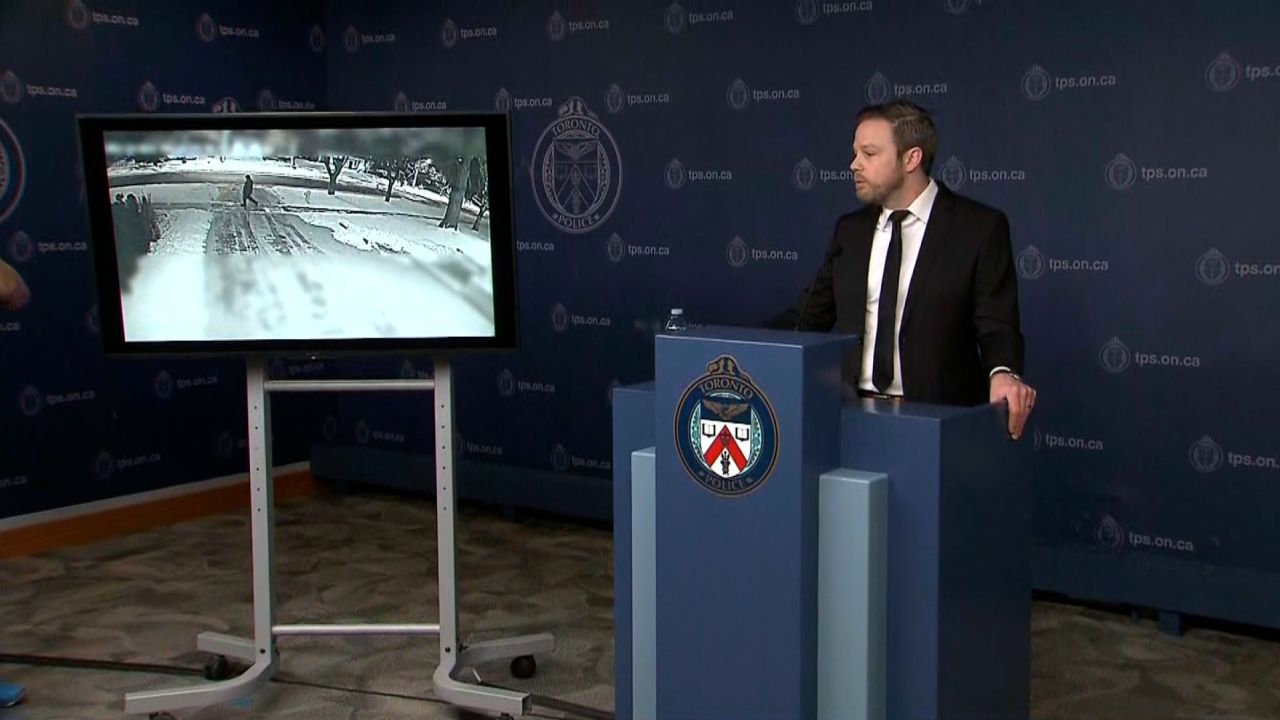 En 2021, la policía de Toronto publicó esta imagen borrosa de un posible sospechoso en el caso.