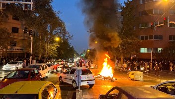 Una motocicleta de la policía de Irán arde durante una protesta por la muerte de Mahsa Amini, una mujer que murió tras ser detenida por la "policía de la moralidad" de la república islámica, en Teherán, el 19 de septiembre de 2022.