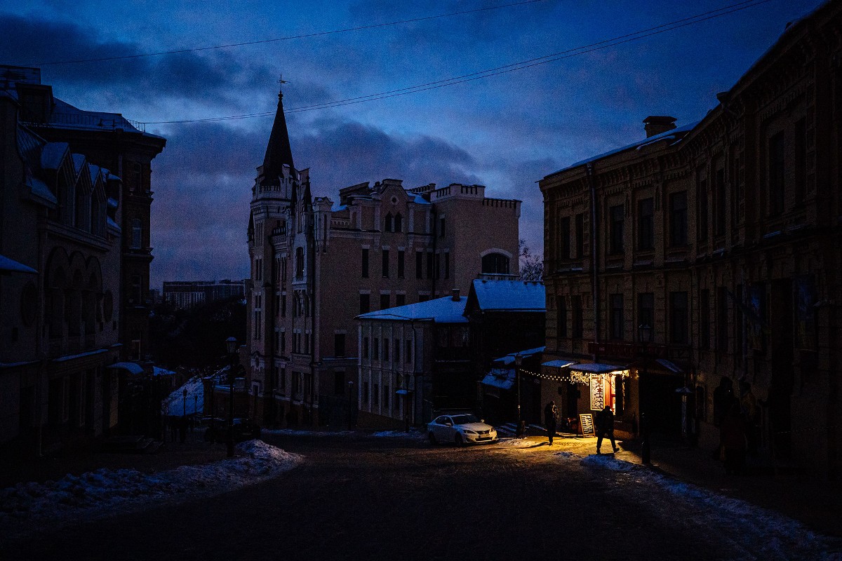 Un grupo de personas camina por una calle oscura del centro de Kyiv, Ucrania, el 6 de diciembre. (Dimitar Dilkoff/AFP/Getty Images)