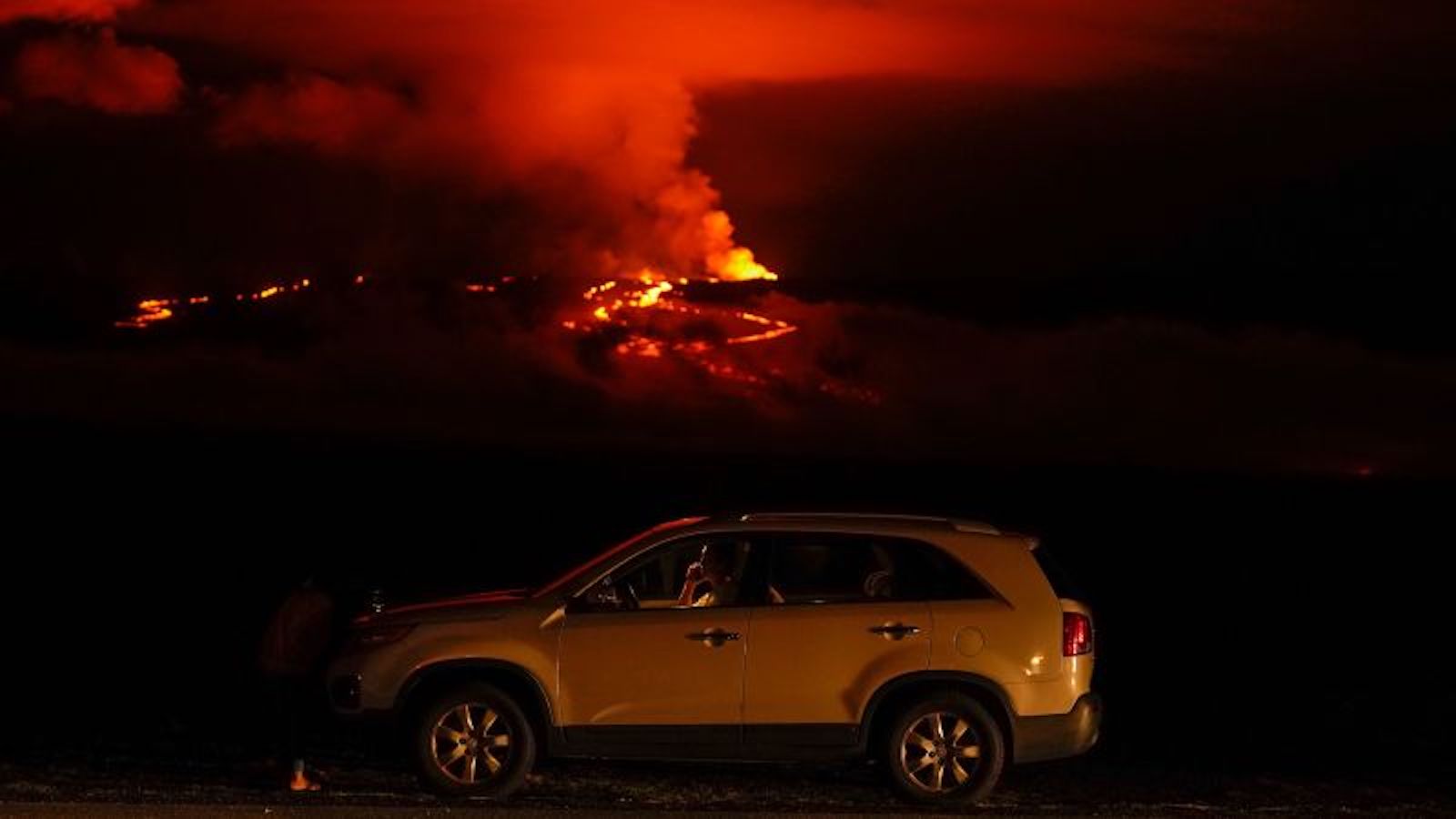 Authorities develop a safe way to see the Mauna Loa volcano