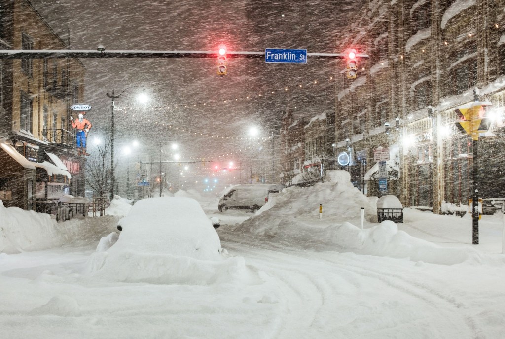 Vehículos abandonados bajo una intensa nevada en el centro de Buffalo el lunes. (Crédito: Joed Viera/AFP/Getty Images)