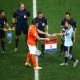 Robin van Persie, de Países Bajos, intercambia banderines de partido con Lionel Messi, de Argentina, antes de su semifinal del Mundial de Brasil 2014. (Foto: Julian Finney/Getty Images)
