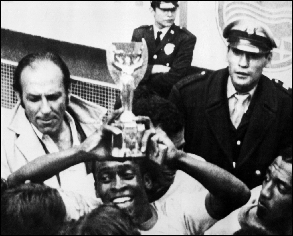 Pelé levanta la Copa Jules Rimet, el trofeo que se entregó a las selecciones campeonas del mundo hasta el Mundial de México 1970. (Crédito: -/POOL/AFP vía Getty Images)