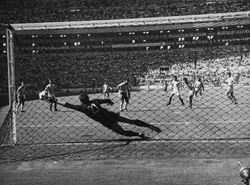 Fotografía del partido de fase de grupos entre Rumania y Brasil en el Mundial de México 1970. (Crédito: Keystone/Hulton Archive/Getty Images)