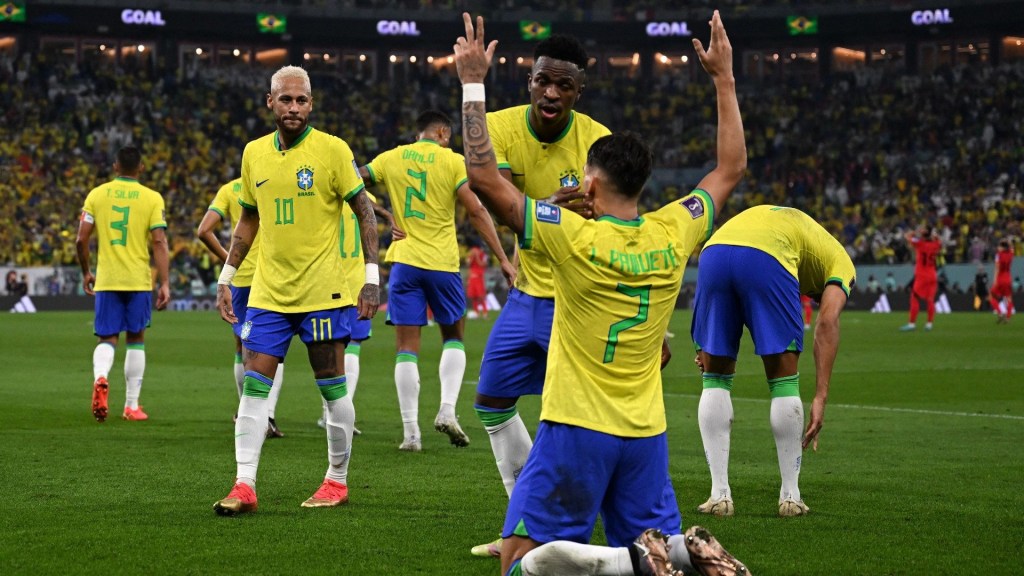 Brasil celebra: jugará cuartos de final contra Croacia tras ganarle a Corea del Sur en la fase de octavos. (Foto: PABLO PORCIUNCULA/AFP vía Getty Images)