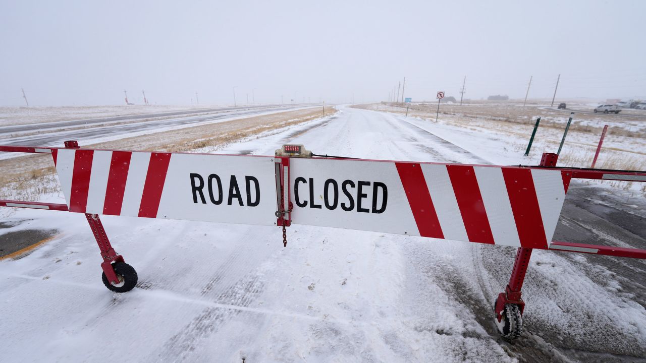 Un cartel de carretera cerrada en la Interestatal 70, en Aurora, Colorado, este martes.