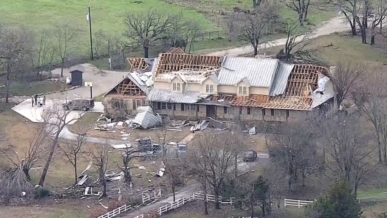 Daños en Decatur, Texas, tras el paso de la fuerte tormenta. 