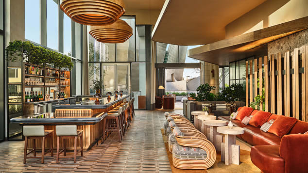 El Conrad Los Ángeles, diseñado por Frank Gehry, cuenta con 305 lujosas habitaciones con vistas a la ciudad de Los Ángeles. (Crédito: Conrad Hotels)