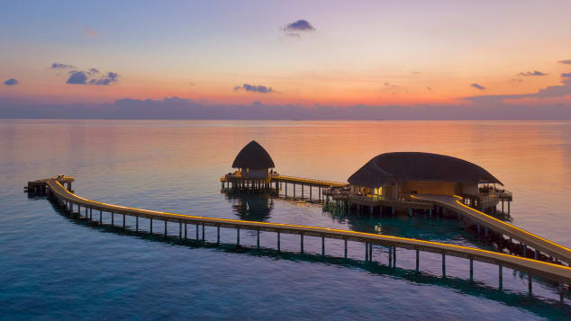 Las villas de playa y las villas sobre el agua alojan a los huéspedes del lujoso Emerald Faarufushi. (Crédito: Emerald Faarufushi Resort & Spa)
