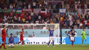 Japón celebra su victoria y pase en primer lugar del Grupo E contra España en el Mundial de Qatar. (Foto: Ryan Pierse/Getty Images)