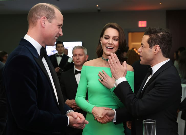 El príncipe William y Kate charlan con el actor Rami Malek. 