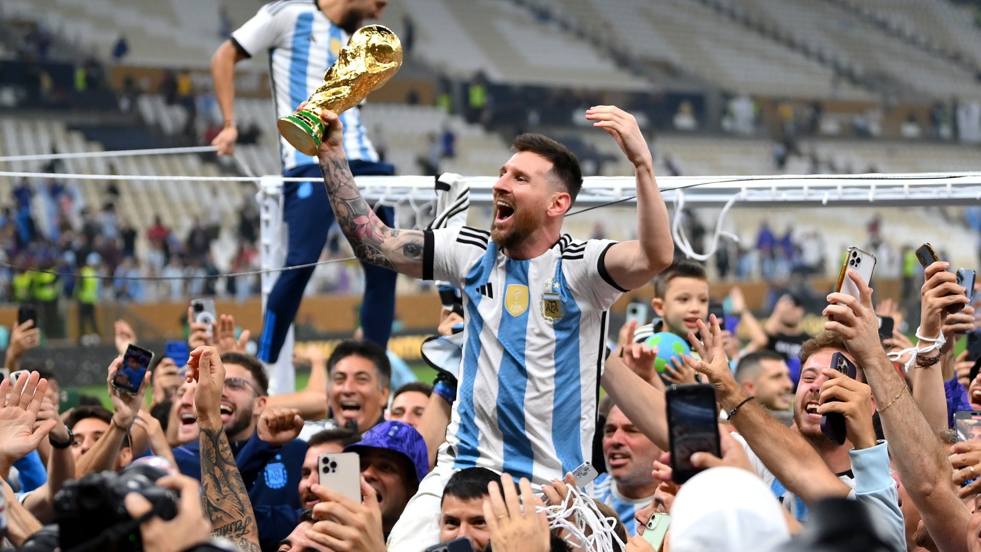 Messi is carried on his shoulders with the world cup in his hands after Argentina's victory against France in the World Cup in Qatar.  (Photo: Dan Mullan/Getty Images)