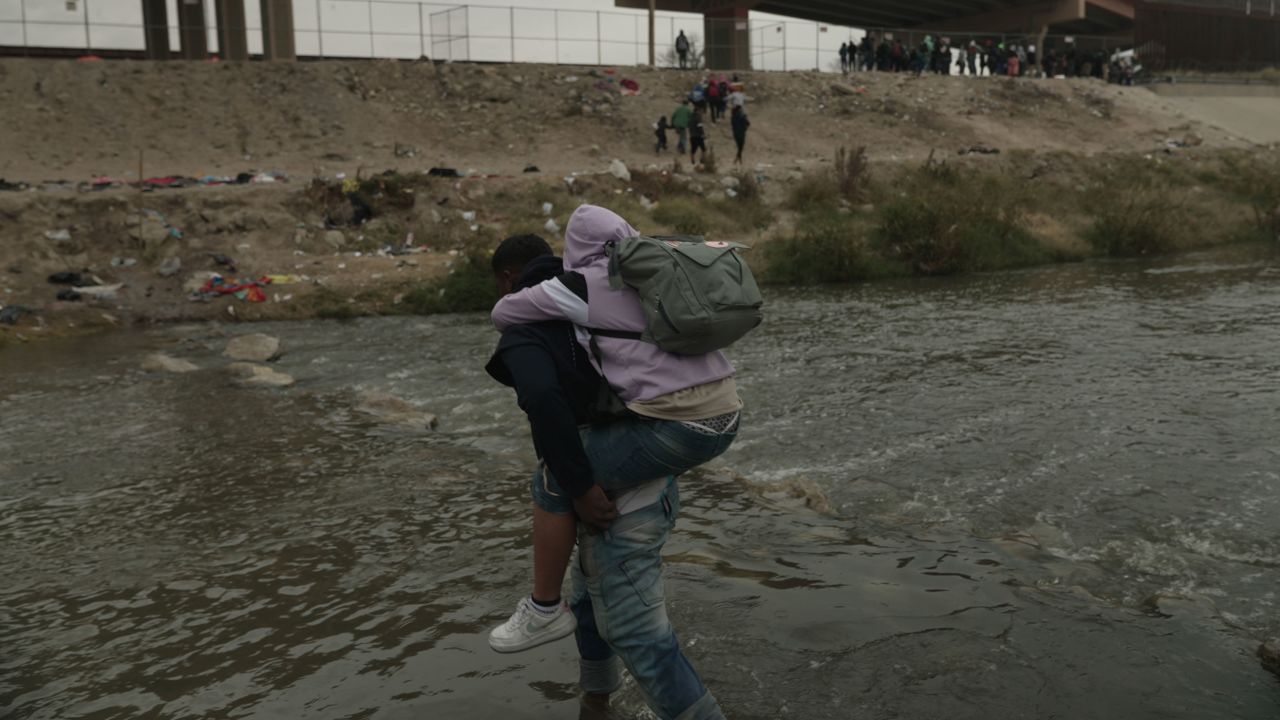 Migrantes siguen intentando cruzar la frontera hacia Estados Unidos. 