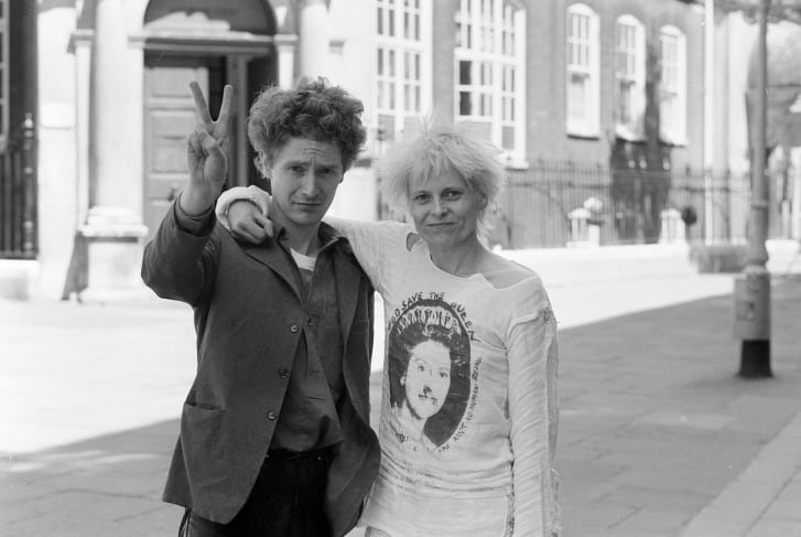 El manager de "Sex Pistols", Malcolm McLaren, con Vivienne Westwood frente al Tribunal de Primera Instancia de Bow Street en Londres. (Crédito: Bill Kennedy/Mirrorpix/Getty Images)