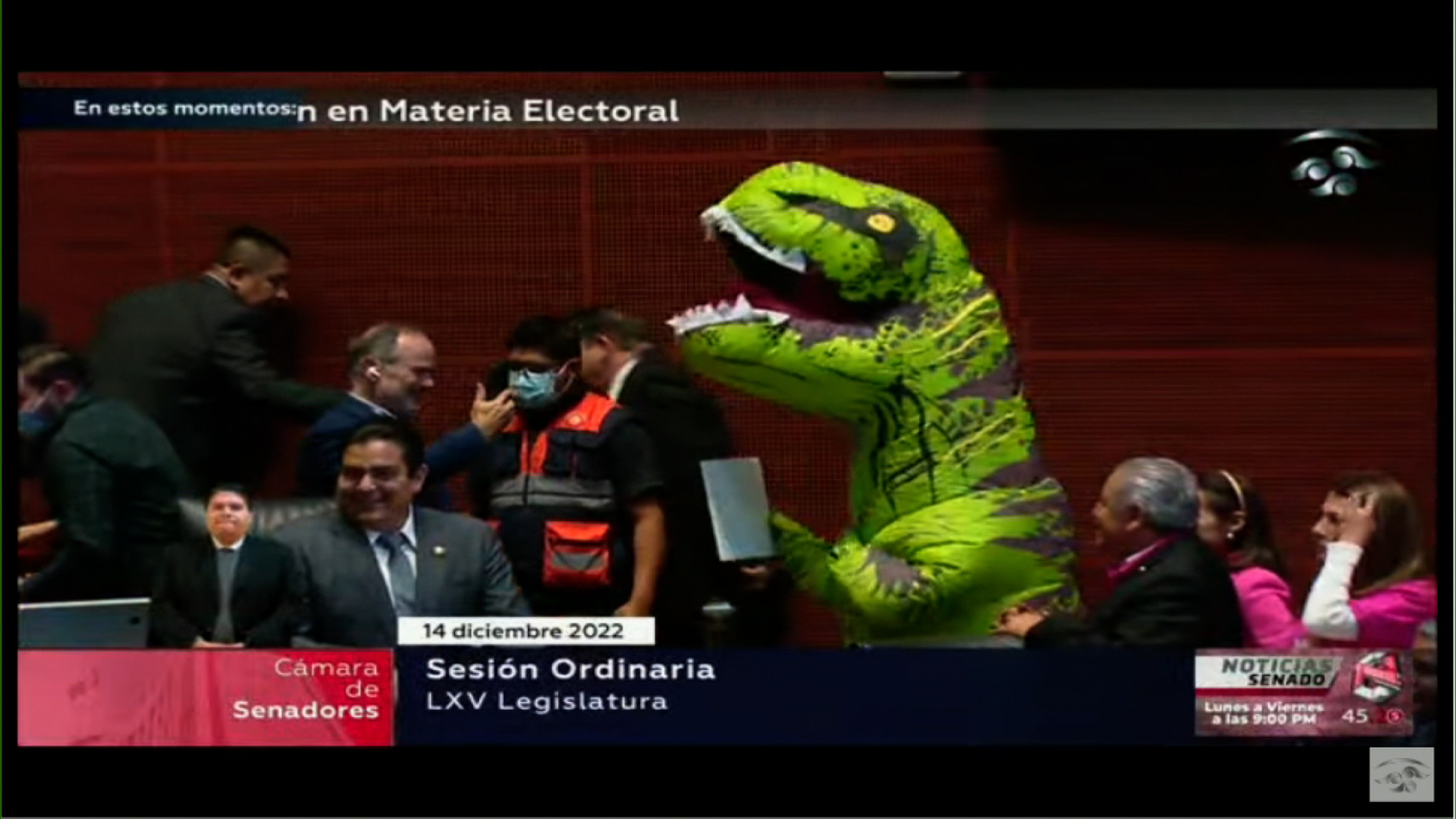 Senadora se disfraza de dinosaurio para protestar contra la reforma  electoral de López Obrador