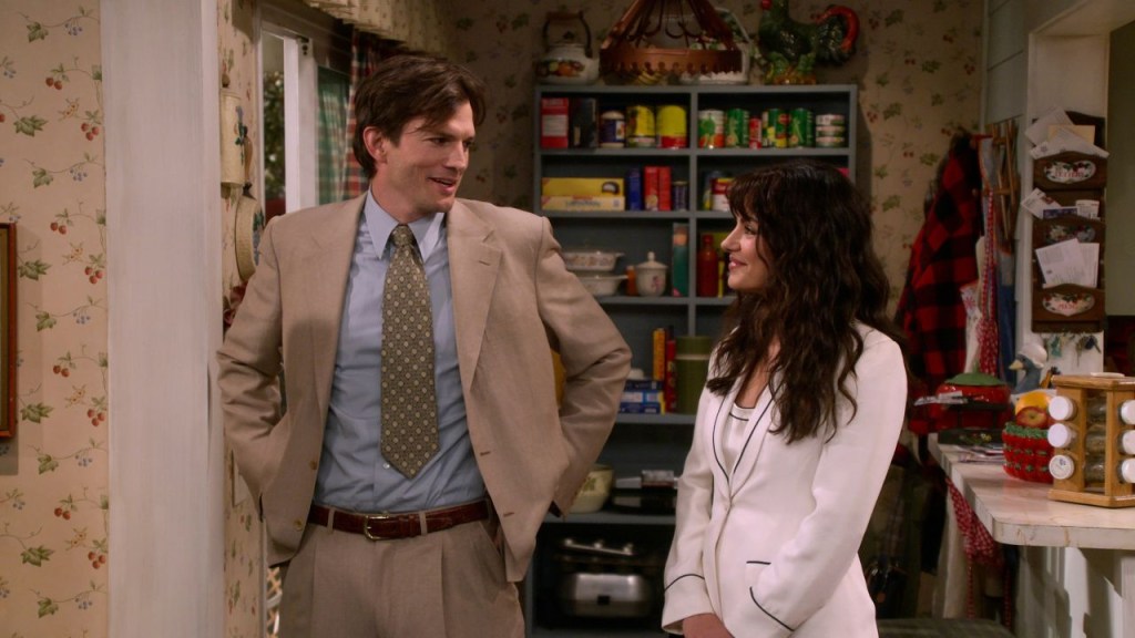 Ashton Kutcher y Mila Kunis en "Ese programa de los 90".  (Crédito: Netflix)