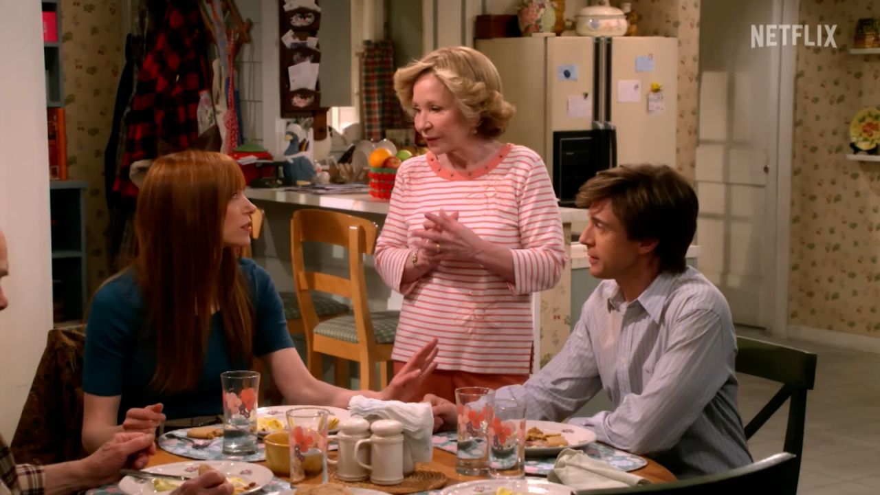 Laura Prepon, Debra Jo Rupp y Topher Grace en "That '90s Show". (Crédito: Netflix)