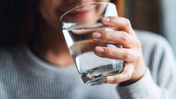 Estar suficientemente hidratado podría reducir el riesgo de envejecer más rápido, según un nuevo estudio. (Crédito: Farknot Architect/Adobe Stock)
