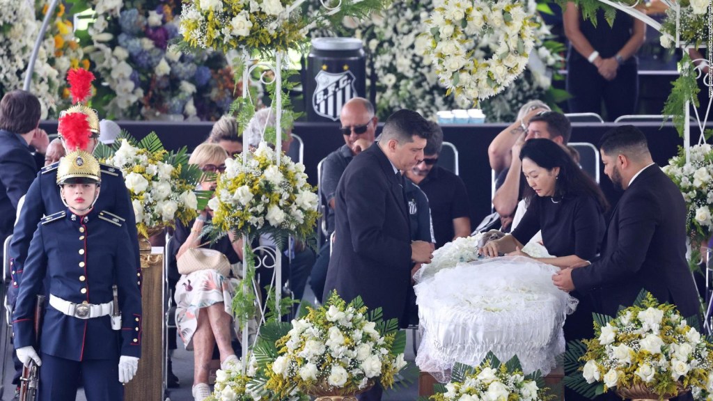 Brasil y el mundo se despiden de Pelé en su funeral en el estadio de Santos