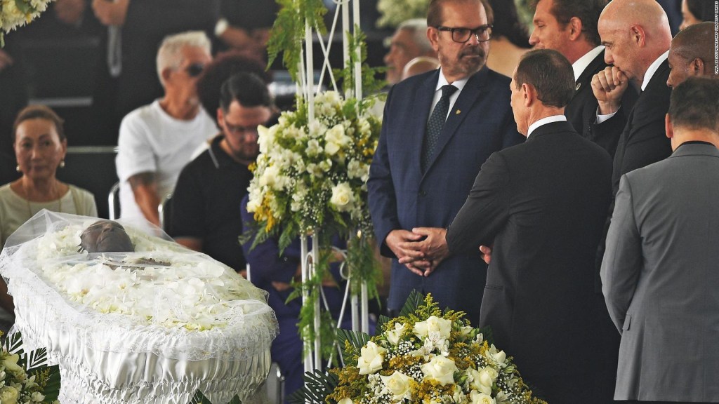 This is how they expose Pelé's coffin in the Santos stadium