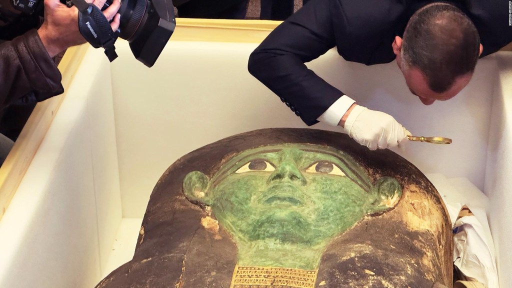 Recuperar la tapa del sarcófago de 2.300 años