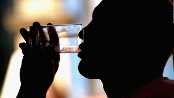 Beber suficiente evitaría diversas enfermedades crónicas