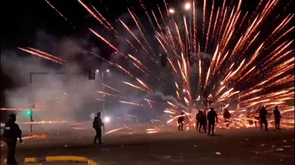 Lanzan fuegos artificiales contra policías en protestas en Bolivia