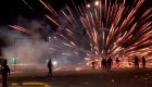 Lanzan fuegos artificiales contra policías en protestas en Bolivia