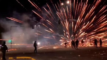 Lanzan fuegos artificiales contra la policía en protestas en Bolivia