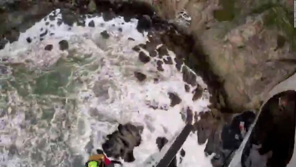 A car fell into a dangerous cliff and so was the tense rescue