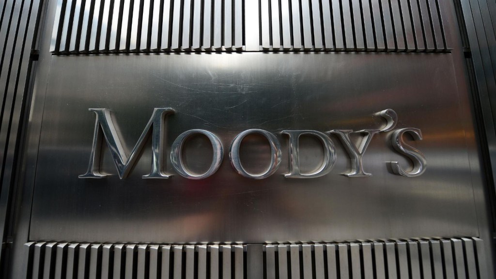 Why does Moody's project that the US will not fall into recession?