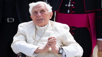 El papa emérito Benedicto XVI humanizó la figura del papado
