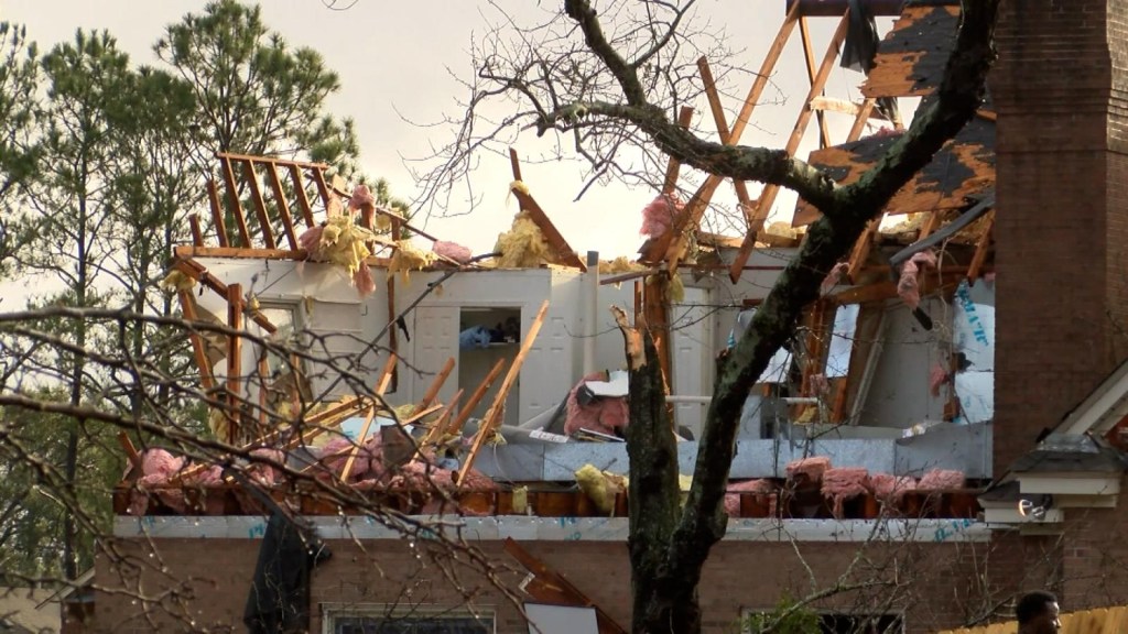 EE.UU.: aquí los daños a decenas de casas por un tornado en Alabama
