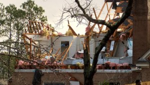 EE.UU.: aquí los daños a decenas de casas por un tornado en Alabama