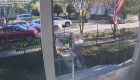 Captan a hombre luchando con un ladrón para evitar el robo de su auto