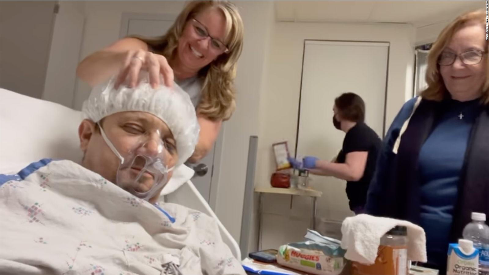 Jeremy Renner publica un video desde la sala de cuidados intensivos y se le ve de buen humor |  Video