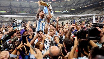 La copa del mundo que levantó Messi es una réplica