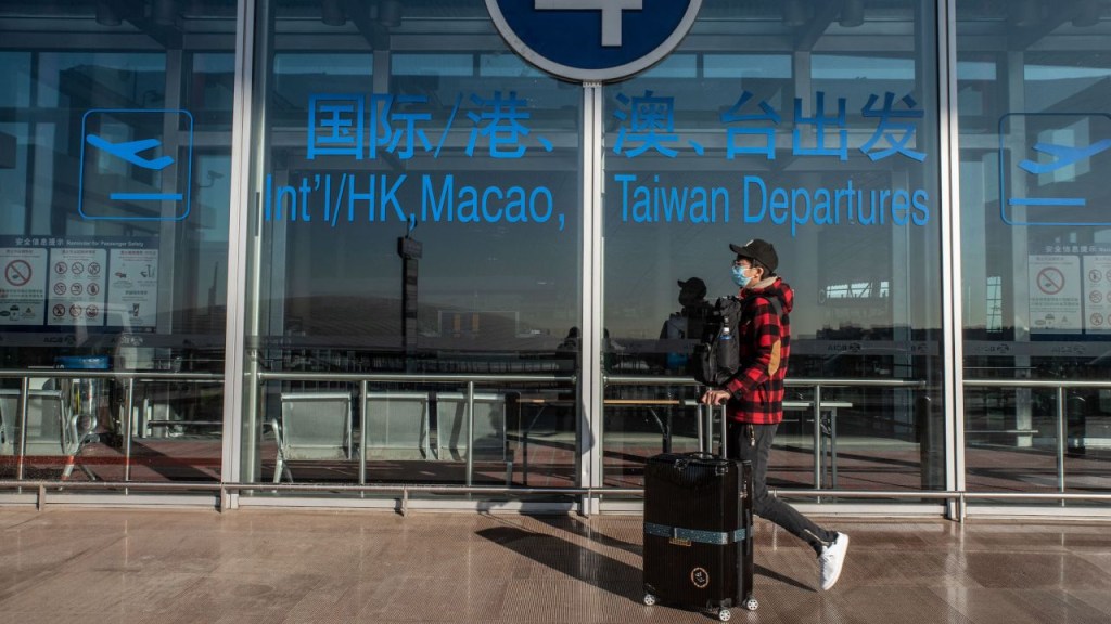 Un viajero en el Aeropuerto Internacional de la Capital de Beijing, el viernes 30 de diciembre de 2022. (Crédito: Stringer/Bloomberg/Getty Images)
