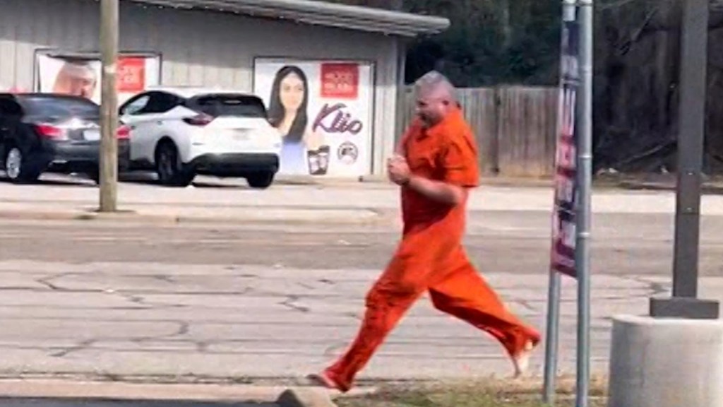 Un recluso es capturado mientras huía de la policía en Texas