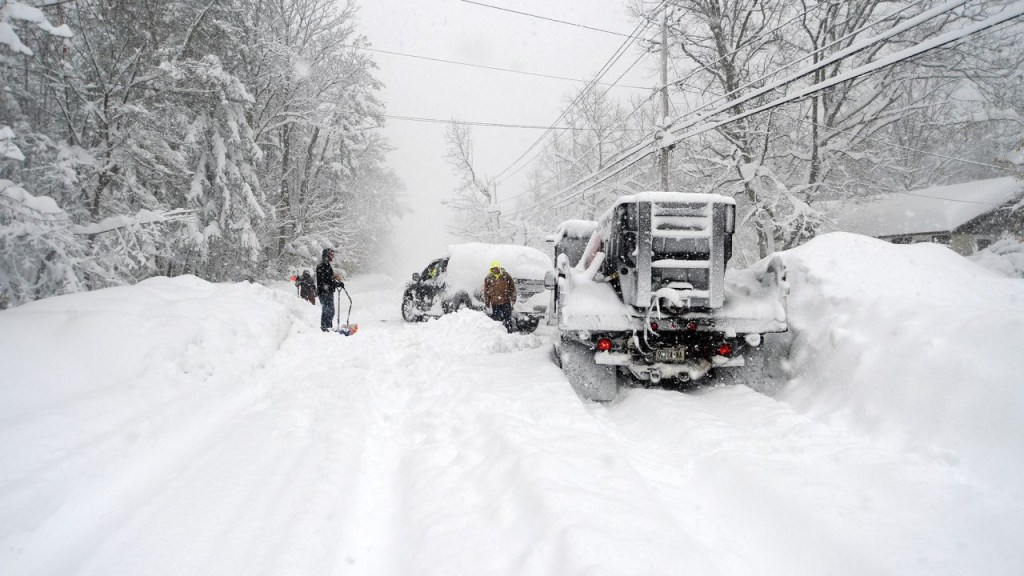 Se detectaron más de 1.100 rayos en Buffalo, Nueva York, durante una devastadora tormenta de nieve de efecto lago que arrojó más de 75 centímetros de nieve en la ciudad, pero acumuló totales históricos de más de 1,8 metros en los suburbios circundantes a lo largo del lago Erie. (Crédito: John Normile/Getty Images)