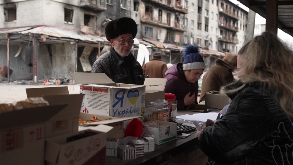 Trabajadores postales ucranianos distribuyen pensiones bajo caparazones rusos
