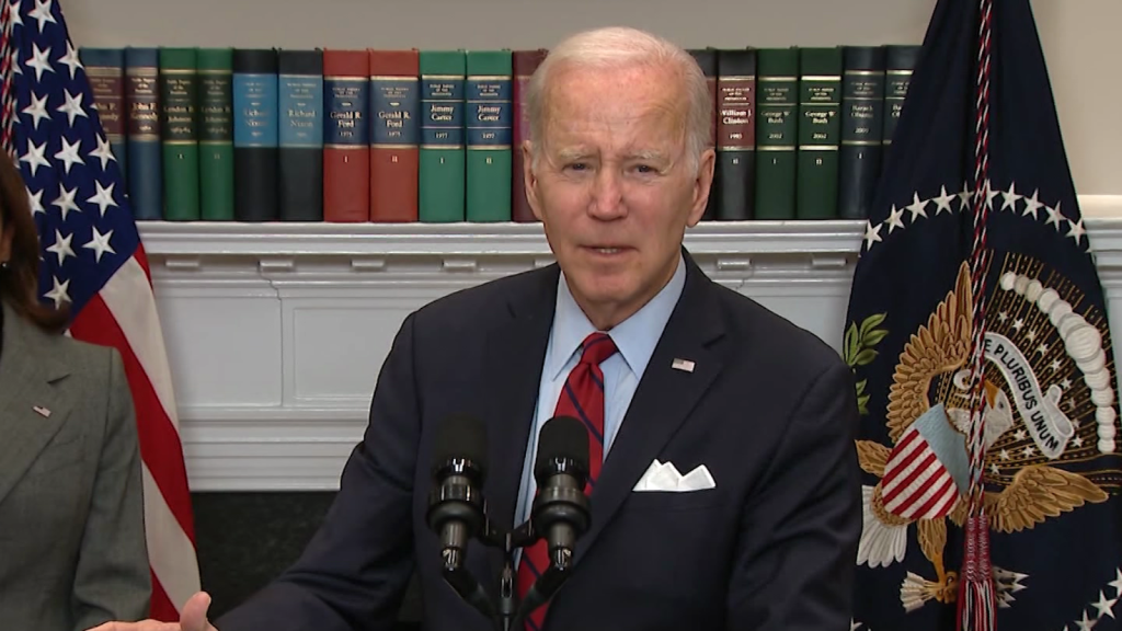Biden recibe críticas por nuevas medidas para frenar la crisis inmigratoria