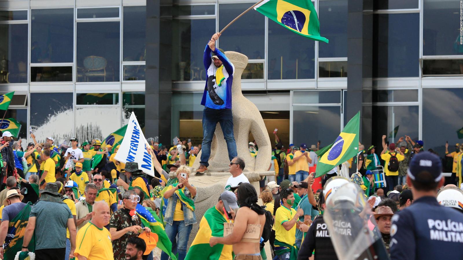 Bolsonaro supporters storm the Brazilian Congress