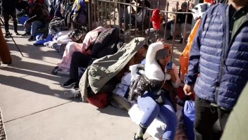 Crisis migratoria: Familias habitan en las calles de El Paso