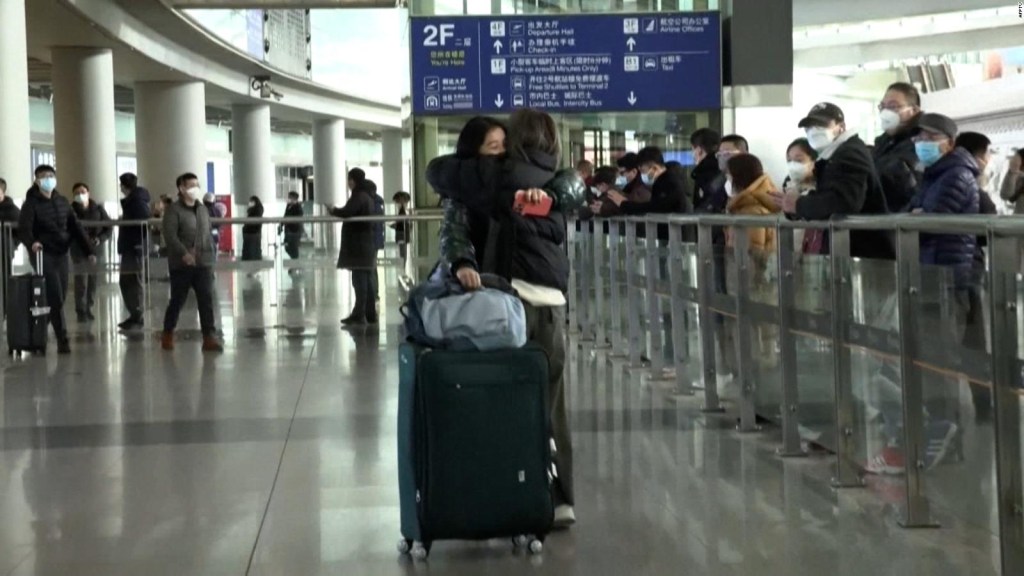 Vea reuniones conmovedoras en el aeropuerto de Beijing en China