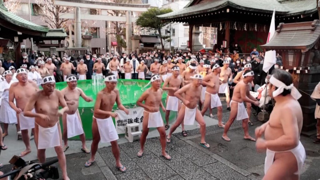 Los japoneses rezan en agua helada para recibir el año