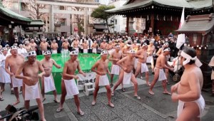 Japoneses rezan en agua helada para recibir el año