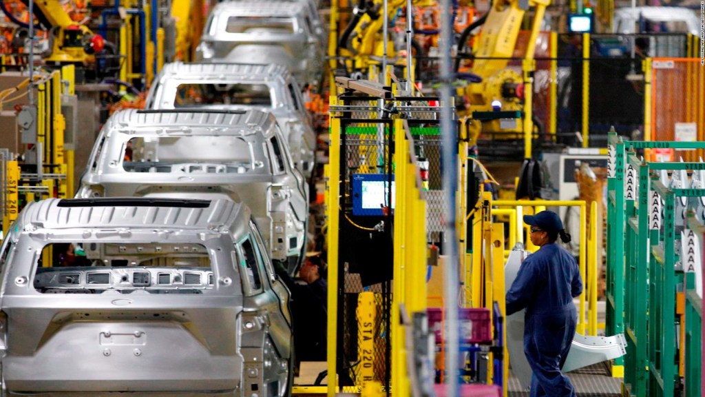 México necesita invertir en política industrial para competir en la región, dice especialista