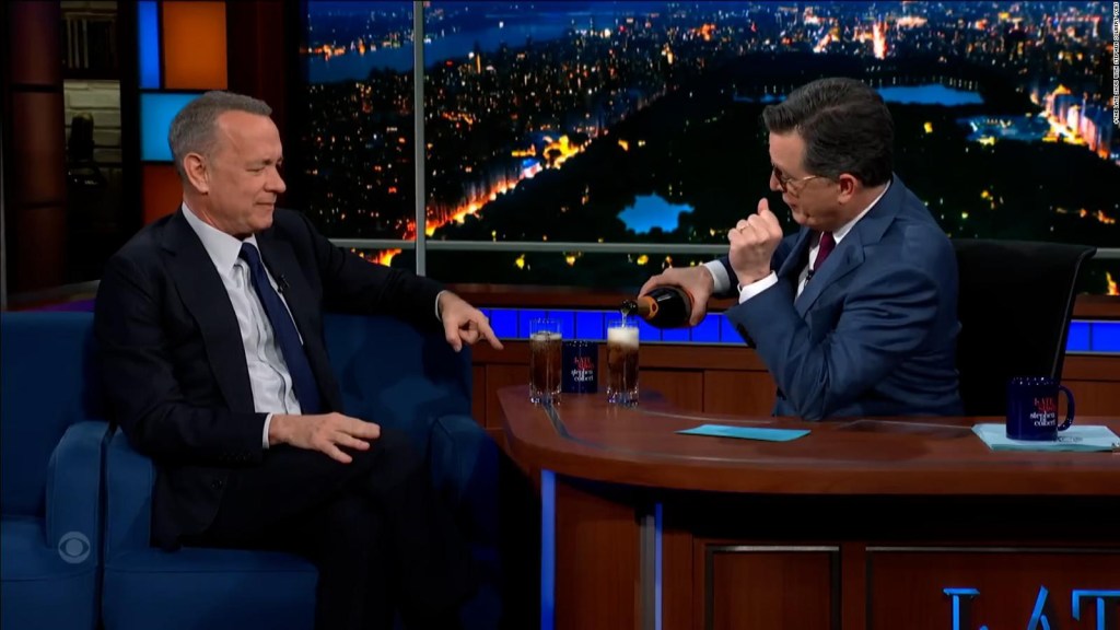Tom Hanks recrea su creación de cócteles en "El espectáculo tardío"